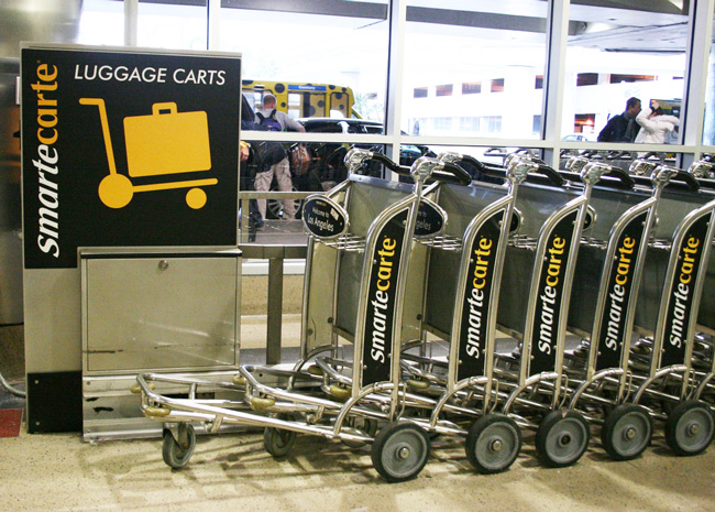 Máy cho thuê xe đẩy hành lý tại sân bay Mỹ