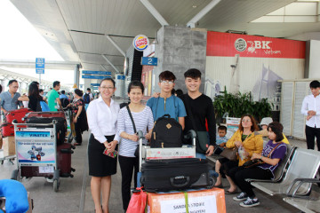 di-cung-chuyen-bay-dua-hoc-sinh-di-du-hoc-my-2.jpg