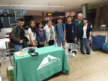 di-cung-chuyen-bay-dua-hoc-sinh-di-du-hoc-my -10.jpg